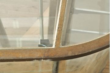 昭和レトロ　ブルーカラーのタイルが目を惹くL型ガラスケース(Rガラス、ショーケース、店舗什器、陳列棚、曲げガラス)(R-060241)