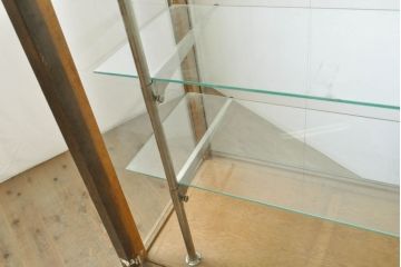昭和レトロ　ブルーカラーのタイルが目を惹くL型ガラスケース(Rガラス、ショーケース、店舗什器、陳列棚、曲げガラス)(R-060241)