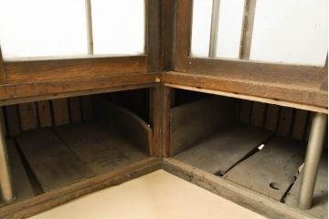 昭和レトロ　ブルーカラーのタイルが目を惹くL型ガラスケース(Rガラス、ショーケース、店舗什器、陳列棚、曲げガラス)(R-060241)