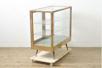 和製アンティーク　昭和レトロ　鉄脚がレトロな雰囲気を高めるガラスケース(ショーケース、陳列棚、店舗什器、戸棚、キャビネット)(R-060244)