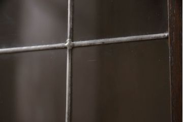 イギリスアンティーク　Aw-Lyn　オーク材　ステンドグラス入り　細部まで凝ったデザインが魅力的なブックケース(本箱、収納棚、戸棚、食器棚、カップボード、キャビネット)(R-060245)