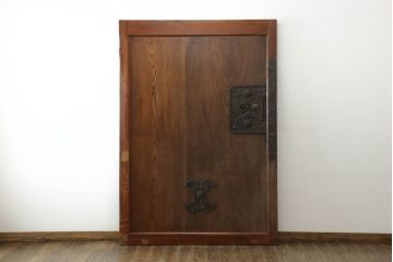 アンティーク建具　檜(ヒノキ)材　欅(ケヤキ)材　大きな金具が存在感抜群の庄内蔵戸1枚(引き戸、玄関戸、板戸)(R-060251)