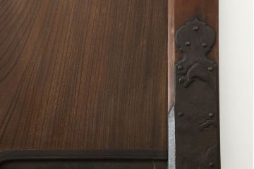 アンティーク建具　檜(ヒノキ)材　欅(ケヤキ)材　大きな金具が存在感抜群の庄内蔵戸1枚(引き戸、玄関戸、板戸)(R-060251)