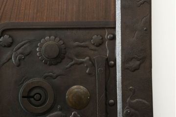 アンティーク建具　檜(ヒノキ)材　欅(ケヤキ)材　大きな金具が存在感抜群の庄内蔵戸1枚(引き戸、玄関戸、板戸)(R-060251)