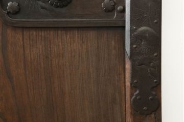 アンティーク建具　檜(ヒノキ)材　欅(ケヤキ)材　大きな金具が存在感抜群の庄内蔵戸1枚(引き戸、玄関戸、板戸)(R-060251)