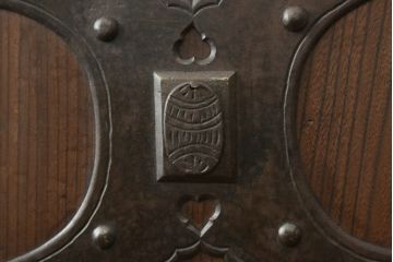 アンティーク建具　檜(ヒノキ)材　欅(ケヤキ)材　大きな金具が存在感抜群の庄内蔵戸1枚(引き戸、玄関戸、板戸)(R-060251)