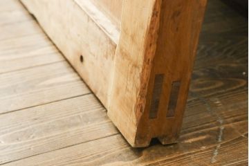 アンティーク建具　檜(ヒノキ)材　欅(ケヤキ)材　大きな金具が存在感抜群の庄内蔵戸1枚(引き戸、玄関戸、板戸)(R-060251)