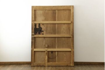 アンティーク建具　檜(ヒノキ)材　欅(ケヤキ)材　大きな金具が存在感抜群の庄内蔵戸1枚(引き戸、玄関戸、板戸)(R-060251)