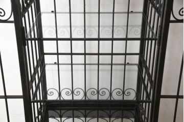 フランスアンティーク　レトロな雰囲気を醸し出すロートアイアンの縦型キャビネット(収納棚、飾り棚、陳列棚、店舗什器)(R-060252)