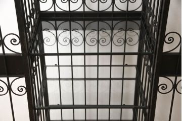 フランスアンティーク　レトロな雰囲気を醸し出すロートアイアンの縦型キャビネット(収納棚、飾り棚、陳列棚、店舗什器)(R-060252)