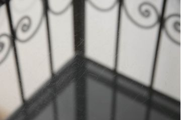 フランスアンティーク　レトロな雰囲気を醸し出すロートアイアンの縦型キャビネット(収納棚、飾り棚、陳列棚、店舗什器)(R-060252)