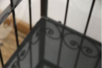 フランスアンティーク　レトロな雰囲気を醸し出すロートアイアンの縦型キャビネット(収納棚、飾り棚、陳列棚、店舗什器)(R-060252)