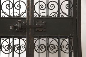 フランスアンティーク　レトロな雰囲気を醸し出すロートアイアンの縦型キャビネット(収納棚、飾り棚、陳列棚、店舗什器)(R-060252)