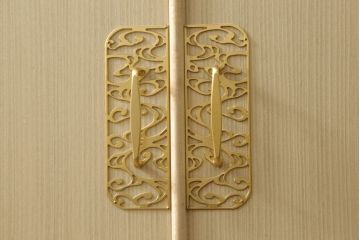 中古　透かしの金具が魅力!上品な佇まいの加茂総桐箪笥(胴厚、桐たんす、着物箪笥、引き出し、衣装タンス)(R-060255)