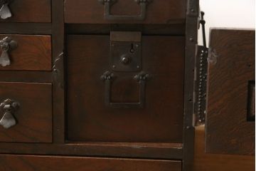 和製アンティーク　希少デザイン　総欅(ケヤキ)材　引き出し18杯の収納力が魅力的なロータイプ帳場箪笥(知工箪笥、船箪笥、舟箪笥、収納箪笥、小物収納、小引き出し、卓上収納)(R-060256)