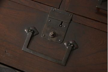 和製アンティーク　希少デザイン　総欅(ケヤキ)材　引き出し18杯の収納力が魅力的なロータイプ帳場箪笥(知工箪笥、船箪笥、舟箪笥、収納箪笥、小物収納、小引き出し、卓上収納)(R-060256)