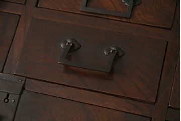 和製アンティーク　希少デザイン　総欅(ケヤキ)材　引き出し18杯の収納力が魅力的なロータイプ帳場箪笥(知工箪笥、船箪笥、舟箪笥、収納箪笥、小物収納、小引き出し、卓上収納)(R-060256)