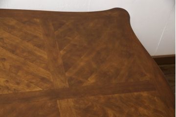 中古　美品　アメリカ高級モデル　DREXEL HERITAGE(ドレクセルヘリテイジ)　天板の曲線や脚先までのデザインが美しいダイニングテーブル(食卓、6人掛け、4人掛け)(定価約150万円)(R-060257)