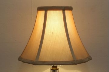 アメリカビンテージ　LEVITON(レビトン)社製　支柱のガラスフレームがエレガントな雰囲気を醸し出すテーブルスタンド(卓上照明、テーブルライト、ヴィンテージ)(R-060263)