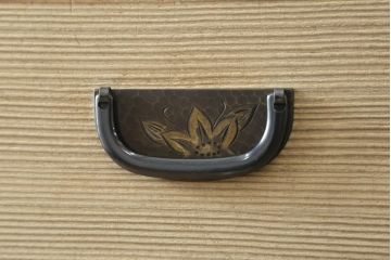 中古　美品　加茂総桐箪笥　伝統工芸士　田澤謙介　天板リメイク　取り入れやすいサイズに生まれ変わるチェスト(大丸、桐たんす、引き出し、着物箪笥、衣装箪笥、和たんす)(R-060273)