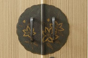 中古　美品　伝統工芸士　田澤謙介作　かくし付き　落ち着きのある金具が凛とした雰囲気を高める加茂総桐箪笥(大丸、桐たんす、着物箪笥、引き出し、衣装タンス)(R-060274)