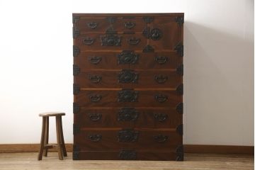 中古　美品　岩谷堂箪笥　黒々とした金具が堂々とした存在感を放つ和箪笥(引き出し、衣装箪笥、収納タンス、着物たんす)(R-060275)