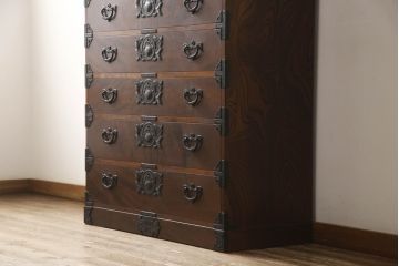 中古　美品　岩谷堂箪笥　黒々とした金具が堂々とした存在感を放つ和箪笥(引き出し、衣装箪笥、収納タンス、着物たんす)(R-060275)