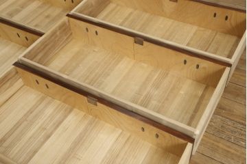 中古　美品　岩谷堂箪笥　黒々とした金具が堂々とした存在感を放つ和箪笥(引き出し、衣装箪笥、収納タンス、着物たんす)(R-060275)