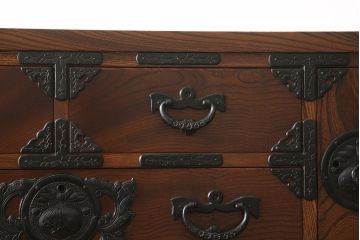 中古　美品　岩谷堂箪笥　黒々とした金具が堂々とした存在感を放つ和箪笥(引き出し、衣装箪笥、収納タンス、着物たんす)(R-060275)