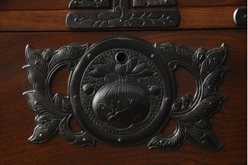 中古　美品　岩谷堂箪笥　黒々とした金具が堂々とした存在感を放つ和箪笥(引き出し、衣装箪笥、収納タンス、着物たんす)(R-060275)