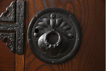 中古　美品　岩谷堂箪笥　黒々とした金具が堂々とした存在感を放つ和箪笥(引き出し、衣装箪笥、収納タンス、着物たんす)(R-060275)