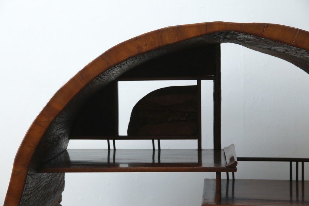 和製アンティーク　大正期　希少デザイン　漆塗り　桐材くり抜き　桑材・欅(ケヤキ)材なども使用!　ダイナミックで圧倒される丸型茶棚　(R-060276)