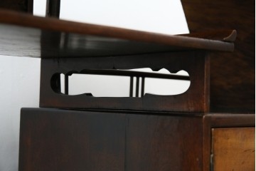 和製アンティーク　大正期　希少デザイン　漆塗り　桐材くり抜き　桑材・欅(ケヤキ)材なども使用!　ダイナミックで圧倒される丸型茶棚　(R-060276)