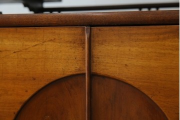 和製アンティーク　大正期　希少デザイン　漆塗り　桐材くり抜き　桑材・欅(ケヤキ)材なども使用!　ダイナミックで圧倒される丸型茶棚　(R-060276)