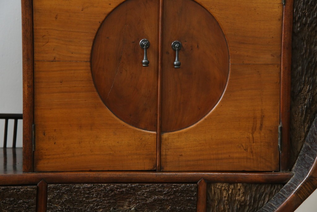 和製アンティーク　大正期　希少デザイン　漆塗り　桐材くり抜き　桑材・欅(ケヤキ)材なども使用!　ダイナミックで圧倒される丸型茶棚　(R-060276)