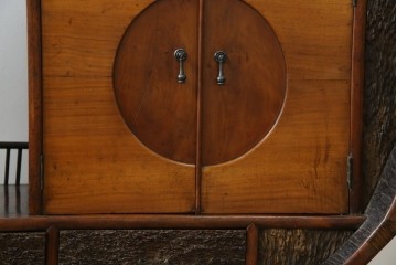 和製アンティーク　大正期　希少デザイン　漆塗り　桐材くり抜き　桑材・欅(ケヤキ)材なども使用!　ダイナミックで圧倒される丸型茶棚　(R-060276)