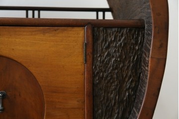 和製アンティーク　大正期　希少デザイン　漆塗り　桐材くり抜き　桑材・欅(ケヤキ)材なども使用!　ダイナミックで圧倒される丸型茶棚　(R-060276)