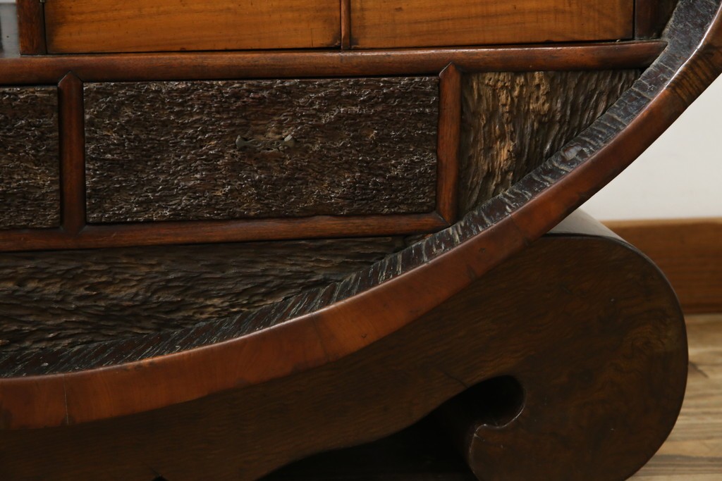 和製アンティーク　大正期　希少デザイン　漆塗り　桐材くり抜き　桑材・欅(ケヤキ)材なども使用!　ダイナミックで圧倒される丸型茶棚　(R-060276)