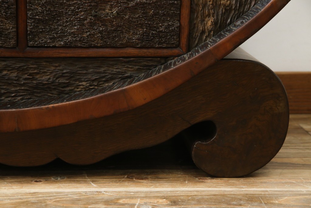 和製アンティーク　大正期　希少デザイン　漆塗り　桐材くり抜き　桑材・欅(ケヤキ)材なども使用!　ダイナミックで圧倒される丸型茶棚　(R-060276)