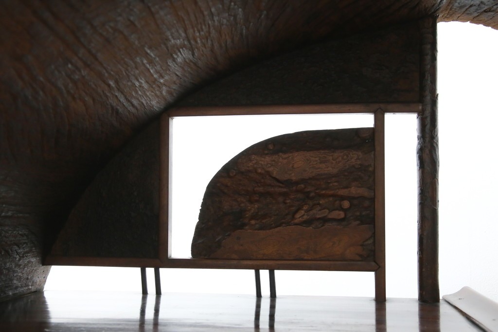 和製アンティーク　大正期　希少デザイン　漆塗り　桐材くり抜き　桑材・欅(ケヤキ)材なども使用!　ダイナミックで圧倒される丸型茶棚　(R-060276)