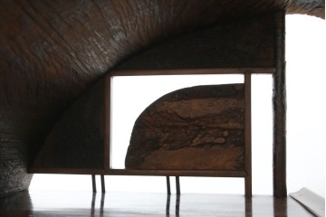 和製アンティーク　大正期　希少デザイン　漆塗り　桐材くり抜き　桑材・欅(ケヤキ)材なども使用!　ダイナミックで圧倒される丸型茶棚　(R-060276)