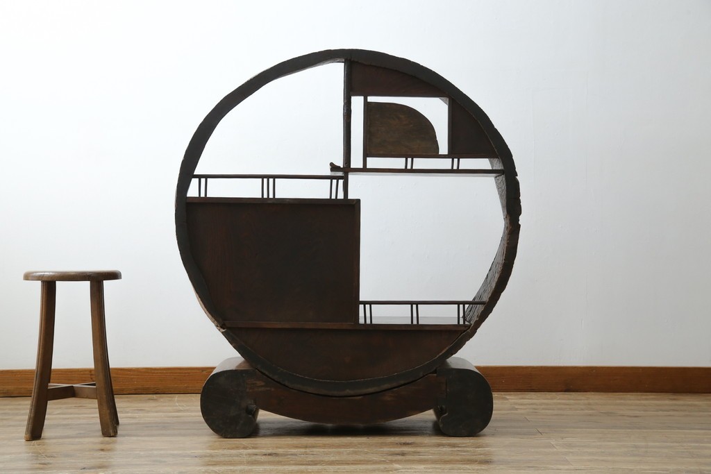 和製アンティーク　大正期　希少デザイン　漆塗り　桐材くり抜き　桑材・欅(ケヤキ)材なども使用!　ダイナミックで圧倒される丸型茶棚　(R-060276)