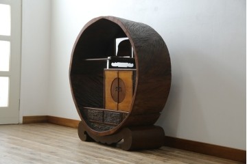 和製アンティーク　大正期　希少デザイン　漆塗り　桐材くり抜き　桑材・欅(ケヤキ)材なども使用!　ダイナミックで圧倒される丸型茶棚　(R-060276)