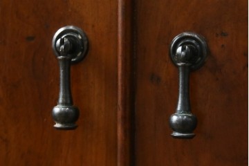 和製アンティーク　大正期　希少デザイン　漆塗り　桐材くり抜き　桑材・欅(ケヤキ)材なども使用!　ダイナミックで圧倒される丸型茶棚　(R-060276)