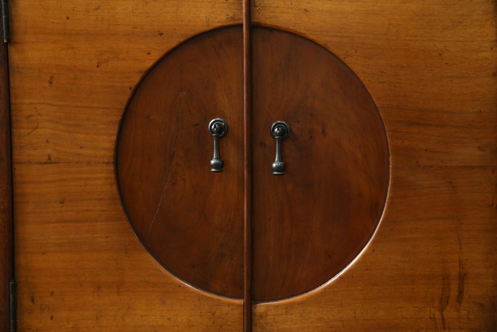 和製アンティーク　大正期　希少デザイン　漆塗り　桐材くり抜き　桑材・欅(ケヤキ)材なども使用!　ダイナミックで圧倒される丸型茶棚　(R-060276)