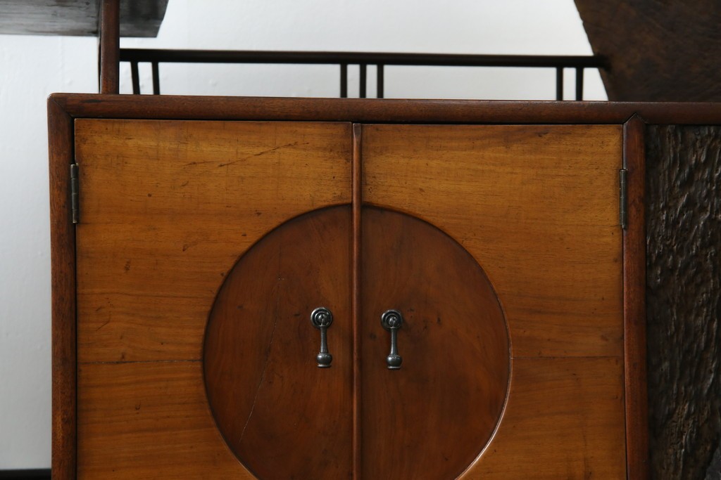 和製アンティーク　大正期　希少デザイン　漆塗り　桐材くり抜き　桑材・欅(ケヤキ)材なども使用!　ダイナミックで圧倒される丸型茶棚　(R-060276)