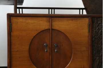 和製アンティーク　大正期　希少デザイン　漆塗り　桐材くり抜き　桑材・欅(ケヤキ)材なども使用!　ダイナミックで圧倒される丸型茶棚　(R-060276)