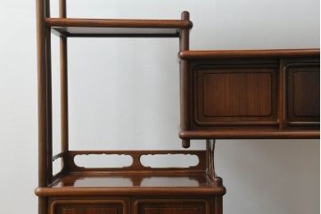 ビンテージ　指物家具　総漆塗り　木のぬくもりが感じられる総紫檀(シタン)材の飾り棚(ヴィンテージ、茶棚、違い棚)(R-060277)