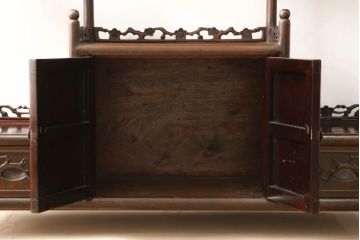 和製ビンテージ　ヴィンテージ家具　花梨(カリン)材　細部まで手の込んだ装飾が見事な飾り棚(茶棚、陳列棚、収納棚)(R-060278)
