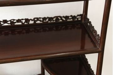 和製ビンテージ　ヴィンテージ家具　花梨(カリン)材　細部まで手の込んだ装飾が見事な飾り棚(茶棚、陳列棚、収納棚)(R-060278)